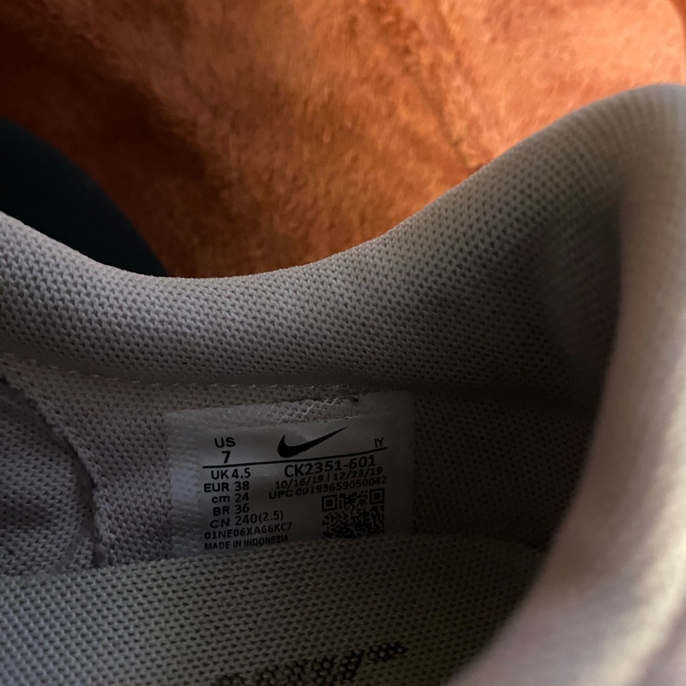 Nikes size 7 - Picture 6 of 6